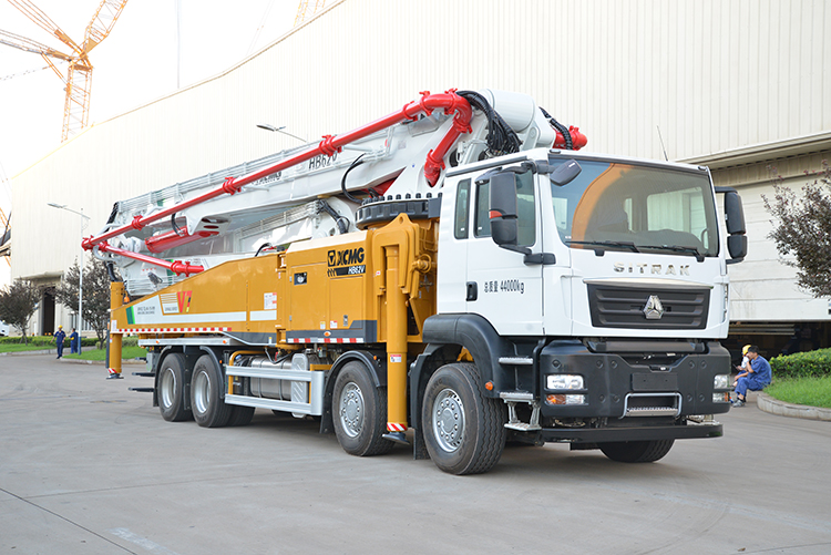 XCMG new concrete pump truck HB62V China 62m concrete pump truck with sitrak chassis price